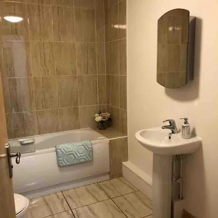 Beautiful One Bed In Excellent Location Apartment *